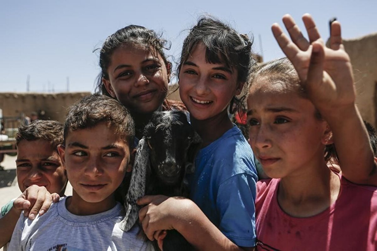 Aşı ikna ekibinin bir parçası olan Dr. Saffet Yavuz, “Köy köy, kapı kapı nerede olurlarsa olsunlar, gidip onlarla yüz yüze veya telefonla konuşuyoruz ve onları  kna ediyoruz” dedi.

