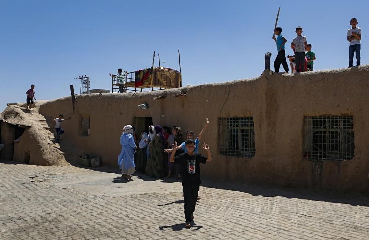 Mardin'deki ekip, Ereli'yi aşı olması için ikna etti ve hemşire yakınlardaki bir taburade otururken ona ilk doz aşısını  yaptı.

