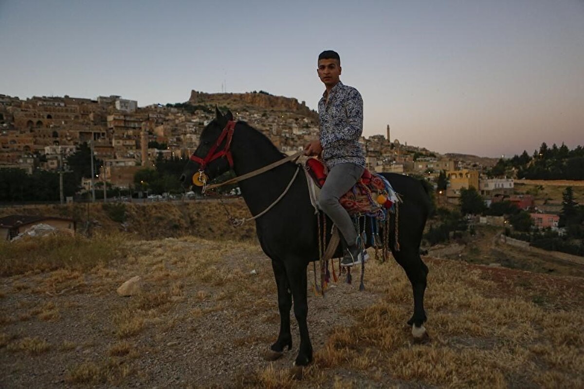 Diğer taraftan, son verilere göre Türkiye’de yaklaşık  83 milyonluk nüfusunun yaklaşık yüzde 15’ini aşıladı. 16 milyonu aşkın kişiye ise ilk doz aşı yapıldı. 

