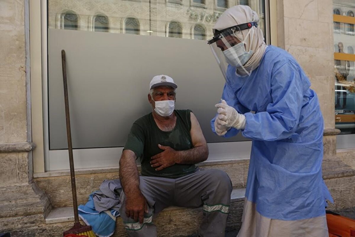 Mardin merkezine yaklaşık 30 kilometre mesafedeki Gökçe köyünde yaşayan  75 yaşındaki Sare Öncel de aşı tereddütü yaşayan insanlar arasındaydı. "Herkes aşıyı yaptırırsam felç olacağımı ve öleceğimi söylüyordu. Bu yüzden reddettim. Ama hükümet bize doktorları gönderdi ve bizimle konuştular ve aşı oldum” dedi.

