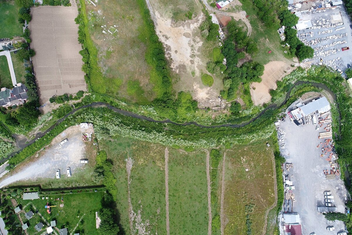 Çevrede üretim yapan bir çiftçi ise atık suların tarlasının yakınına gelmesinden dolayı yetkililere birçok kez ihbarda bulunmalarına rağmen önlem alınmadığını ifade ederek, “hangi yetkili yere gitsek cevap alamıyoruz. Sizde hemen arkamda bulunan derenin son halini görüyorsunuz. Çöp suyuna bir çare bulunmasını istiyoruz” dedi.

