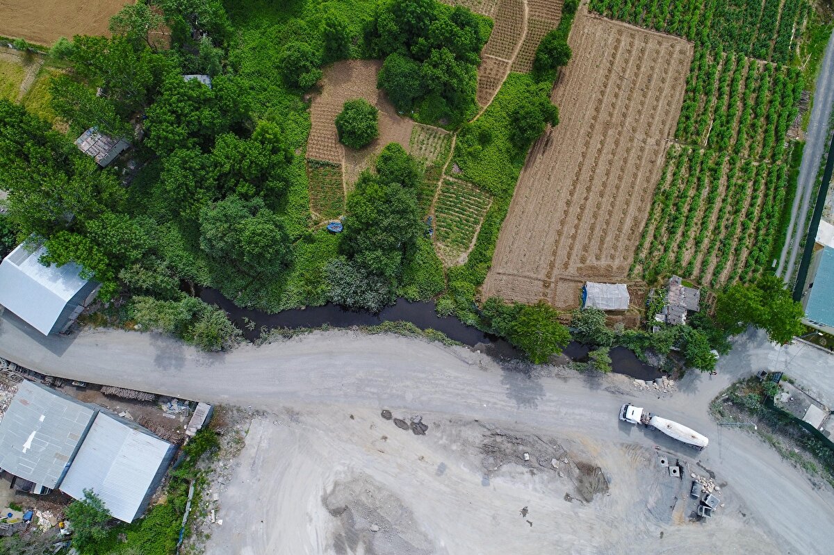 12 km uzunluğa sahip Kağıthane Deresi’nin Kemerburgaz ve Göktürk’ten geçen bölümleri Havadan görüntülendi. Çekilen görüntülerde yemyeşil ağaçların arasından derenin renginin siyaha döndüğü gözüküyor. 

