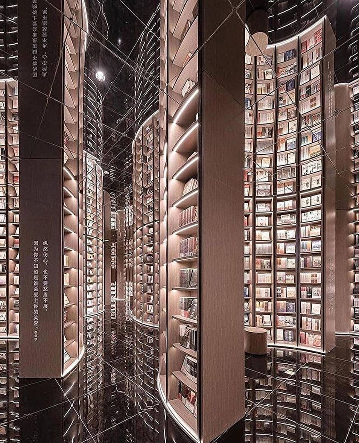 📌 Sanatta Ruhsallık Üzerine, Wassily Kandinsky: Kandinsky, yüzyıllardır süren “sanat için sanat”, “topum için sanat” tartışmaları bağlamlarında resim sanatı hakkındaki düşüncelerini aktarıyor. Sanatın salt kendisi için oluşunun seyirciye olan yararsızlığını vurgulayan ressam, açlığı giderebilmenin ancak seyirciyi de hesaba katan bir iletme kaygısı ile olabileceğini öne sürüyor. ⠀