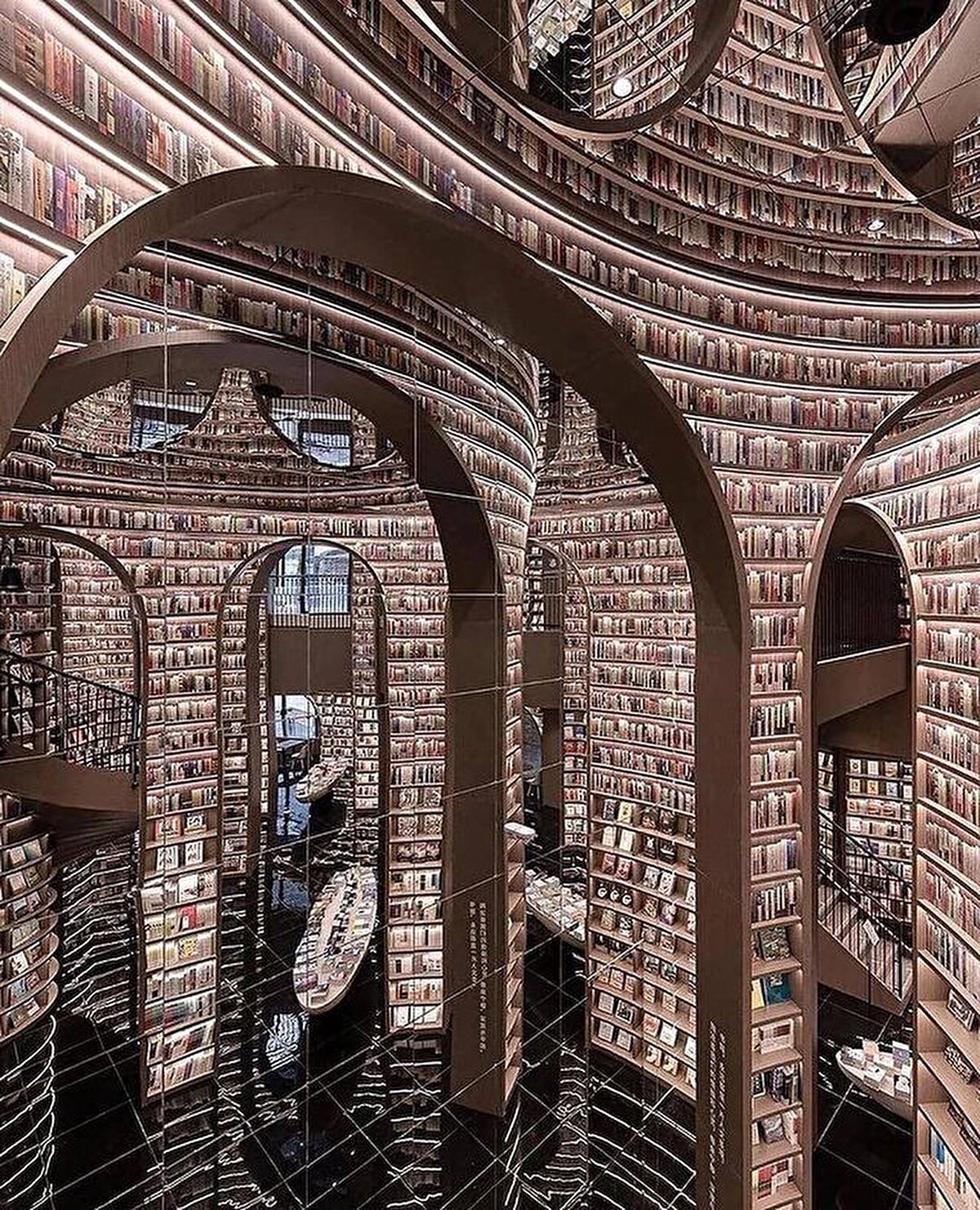 📌 Gösteri Peygamberi, Chuck Palahniuk: Gösteri Peygamberi, yeni bir yılın başındaki modern dünyanın ürkütücü çılğınlığına ilişkin karanlık bir taşlama; medya, şöhret ve pop kültürüne yönelik sivri dilli bir aşağılama… Palahniuk, tüketim toplumunun önlenemez ve anlamsız yükselişini tüm çıplaklığıyla göz önüne seriyor bu romanında. ⠀