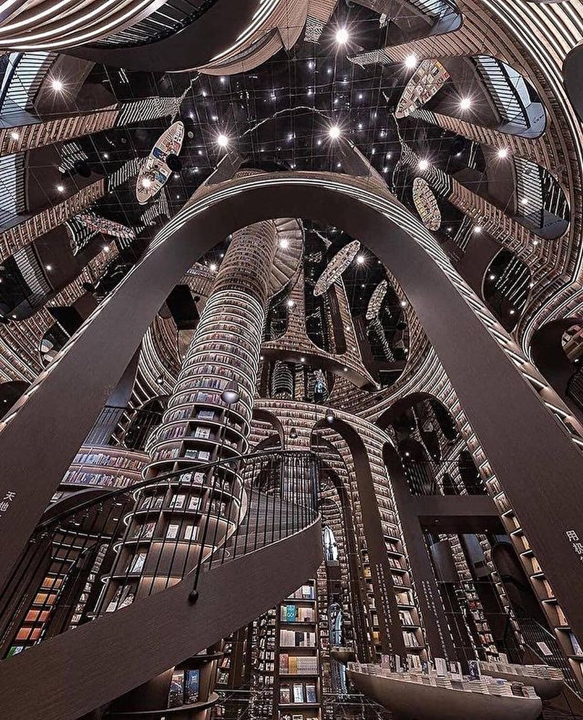 📌 On Sözcükte Çin, Yu Hua: Yaşamak ve Kanını Satan Adam gibi romanlarıyla tanınan ve modern Çin edebiyatının en büyük yazarlarından biri olan Yu Hua, bu sefer bir kurmaca yazarı olarak değil, ülkesinin ve toplumunun yakın tarihine dikkat kesilen, Kültür Devrimi’nden bugüne kadarki sürede ne olup bittiğini aktaran bir aydın kimliğiyle karşımızda. ⠀