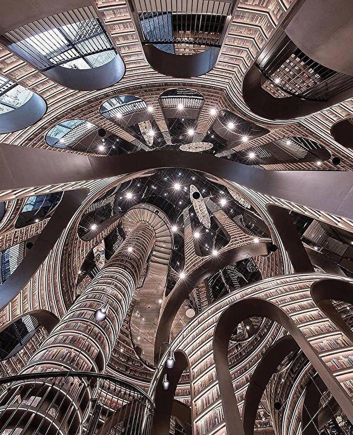 📌 Hızlandıkça Azalıyorum, Kjersti Skomsvold: Mathea’nın yaşam ve ölüm, yaşlılık ve yalnızlık hakkında inceliklerle örülü zarif hikâyesi... Derinlikli bir melankoli, farklı bir mizah, küçük kelimeler, kısa cümleler, ufak paragraflar ve büyük bir yetenek…⠀