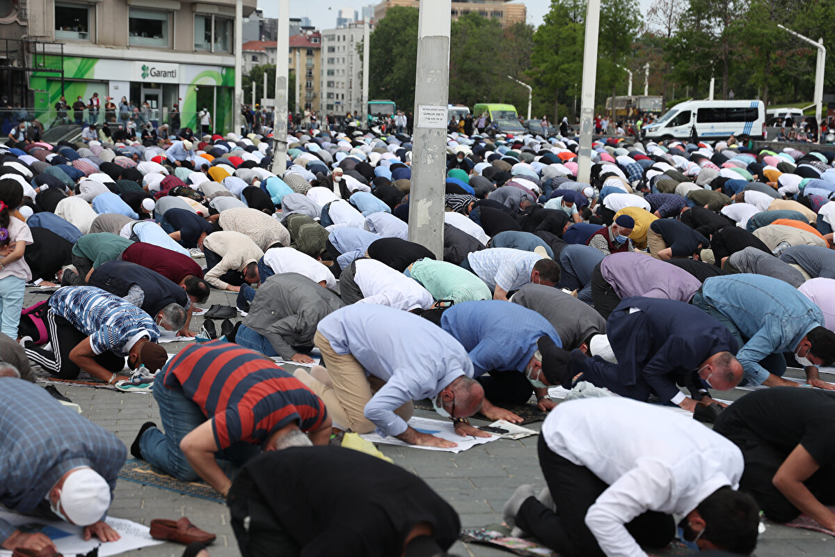 İç tezyinatlarında ve hat sanatı uygulamalarında naht tekniği kullanılan cami de mihrap, mimber ve kürsü tasarımı yine geleneksel formun modern bir yorumu olarak bizzat Mimar Altan Elmas tarafından tasarlandı. Mihrap tasarımında Esmaü'l Hüsna hattat Davut Bektaş telifi ile istif yazı ile yazıldı.  