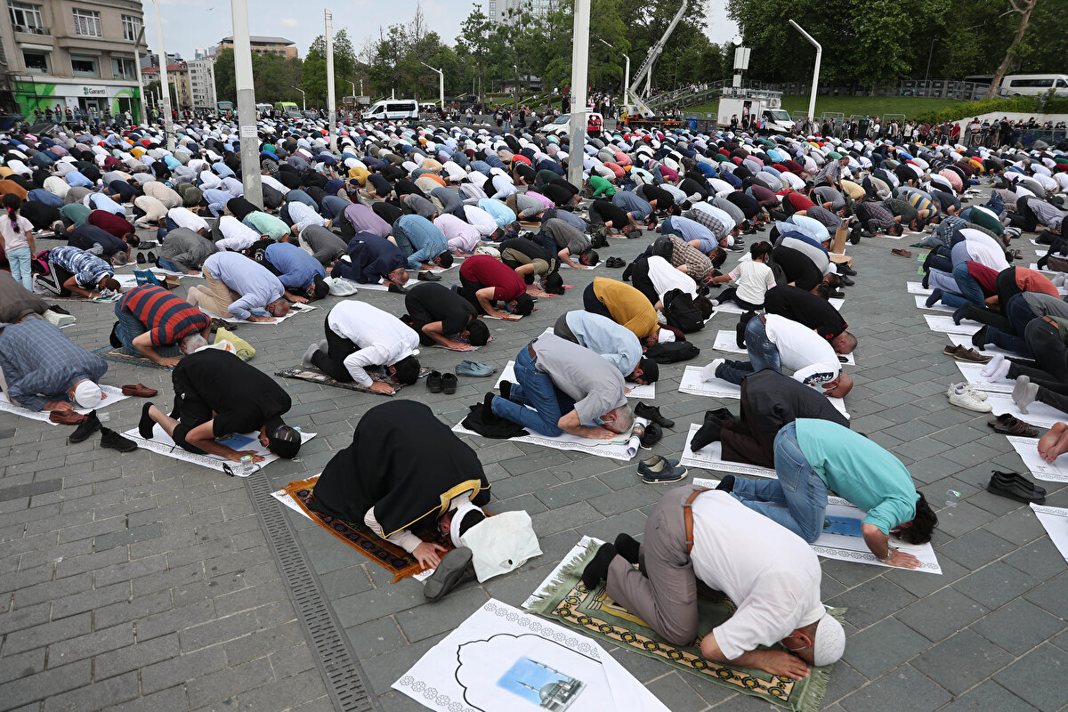 Taksim Camisi, 2 bin 482,46 metrekare toplam inşaat alanı, 33 metre kubbe yüksekliği, 2 şerefiyeli 64,80 metre minaresi, 10 bin metrekare otopark alanı, 4 bin kişi ibadet alanı, bin 800 metrekare bodrum ve zemin katlarda salon, sergi salonu, kütüphane ve aşevi mekanları sunuyor. 