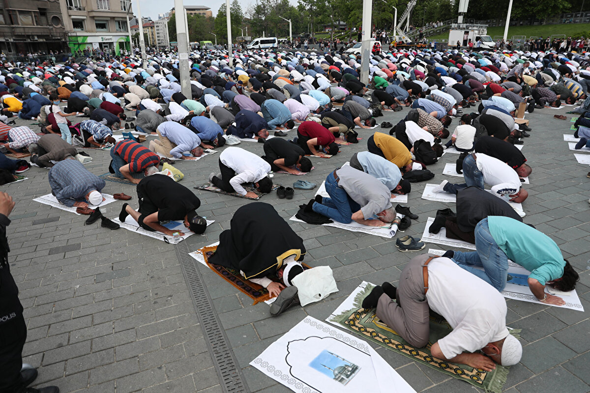 Cami'nin, 2 bin 482 metrekarelik arsa alanı ve yaklaşık 16 bin metrekarelik inşaat alanına sahip olduğu da vurgulanırken, 163 araçlık kapalı otoparkıyla 2 bin 950 metrekarelik namaz kılınabilir bir alanı bulunuyor.  İbadet alanında 3 bin kişinin aynı anda namaz kılabileceği camide, dış avluda cenaze namazı kılabilecek kişi sayısı ise 2 bin 400. Kadınlar için 465 metrekarenin ayrıldığı camide, 620 kadın bir arada namaz kılabiliyor. Caminin açık ve kapalı toplam namaz kapasitesi ise 4 bin kişi.  