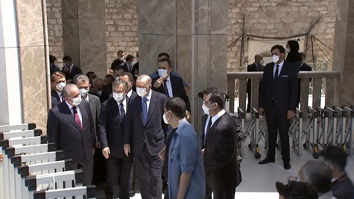 Cumhurbaşkanı Recep Tayyip Erdoğan, Cuma namazı ile birlikte açılışı yapılacak olan Taksim Camii’ne geldi. Taksim Camii'nde ilk ezan okundu. Taksim Meydan'ını namaz kılmak isteyen vatandaşlar doldurdu.