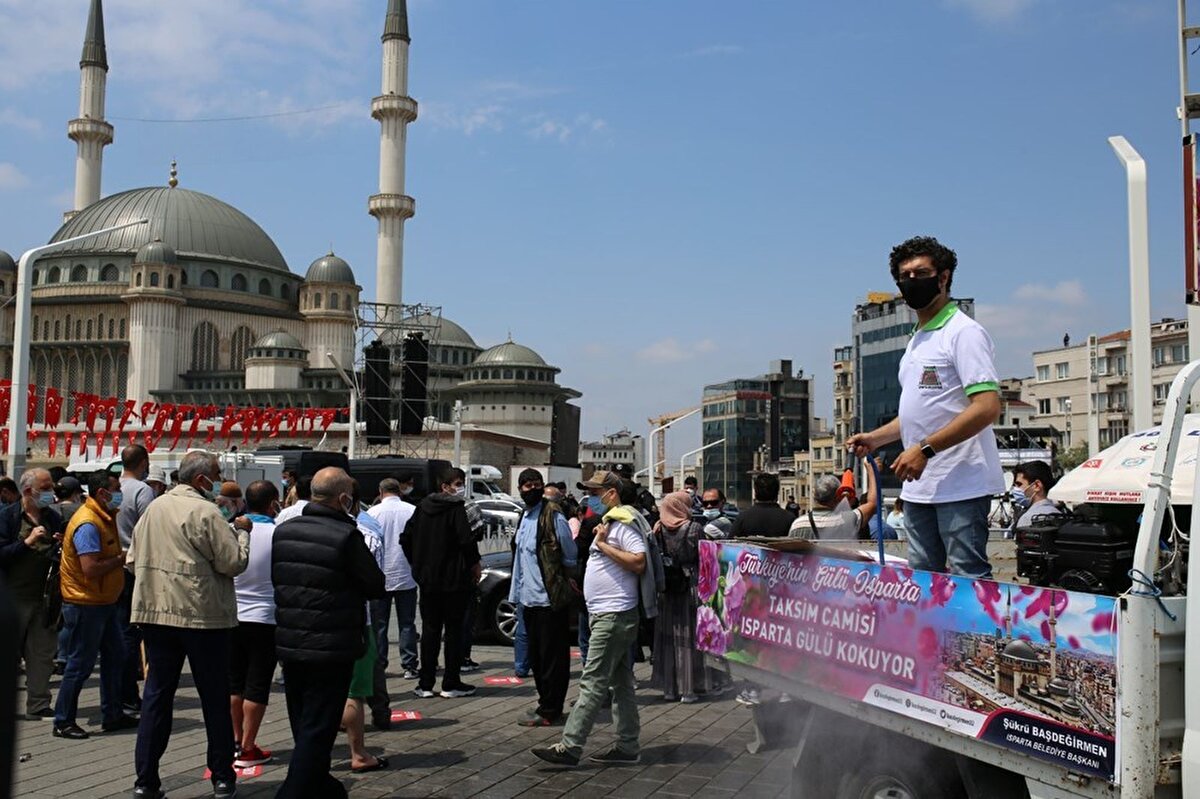 Isparta Belediyesi tarafından Taksim Cami ve çevresine 25 ton gül suyu sıkıldı.Isparta'dan gül suyu getirdiklerini söyleyen Isparta Belediyesi Başkan Yardımcısı Fahrettin Gözgün, Isparta'dan geliyoruz. Belediye başkanımızın talimatıyla şu an Taksim Cami'nin açılışında Taksim Meydanı ve Taksim Cami'nin gül kokuları ile kokulandırılmasını sağlamak istedik. Bir Osmanlı geleneğidir. Camiler ibadete açılırken muhakkak gül sularıyla yıkanırdı. Bizler de bugün Taksim Cami'nin açılışında yer almak istedik. Şuan ortam gül kokmaya başladı. Beyoğlu Belediyesi ile birlikte İstiklal Caddesi de dahil olmak üzere 25 ton gül suyu ile kokutmuş olacağız dedi.  