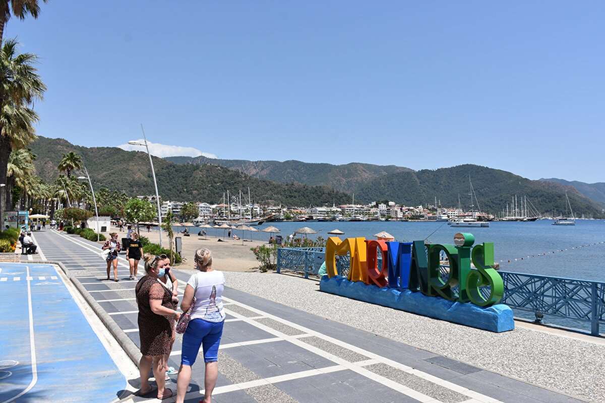 Konya'dan tatile gelen toptancı Ahmet Sevinç (41), "İlk defa arkadaşımla geldim. Çok sıcak ve her yerim yandı. Deniz ve güzel manzaranın keyfini çıkartıyorum" dedi. Kuyumcu Özcan Nurcan (35), "Bu aylarda sıcaklar oluyordu ama bu sefer bir anda bastırdı. Acayip bunaltıcı ve zorlayıcı bir hava var" dedi.  Ev hanımı Mehtap Kozkun (43), "Bunaltıcı sıcaklar çok fazla. Etkilenmemek için deniz kenarında şemsiye altındayız. Korunmamıza rağmen bunaltıcı bir hava var" dedi.

