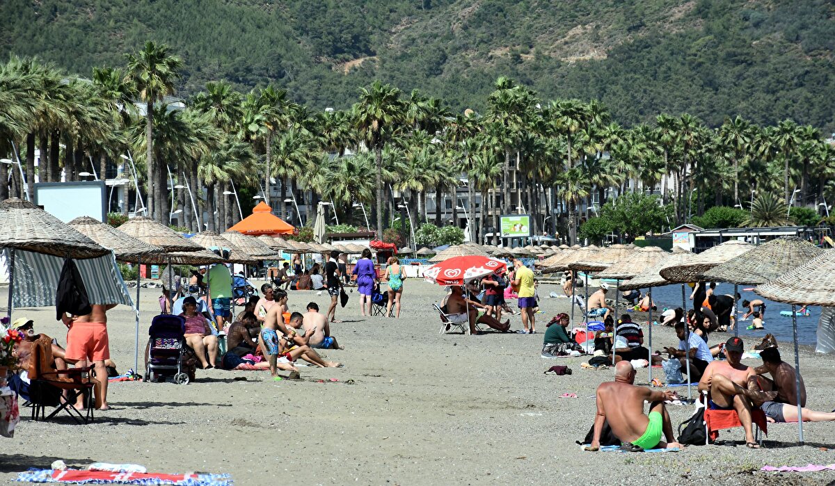Marmaris Meteoroloji Müdürlüğü yetkilileri, "Hava sıcaklıkları 4-5 derece birden artışa geçti. Nemin etkisiyle birlikte bunaltıcı sıcaklar kapımızda. Yüksek nem ile birlikte 40 derece üzeri sıcaklıklar hakim olacaktır" dedi.

