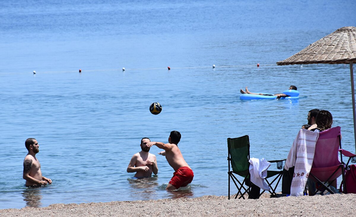 Nemle hissedilen hava sıcaklığının bunaltıcı etkisiyle sokaklar boşalırken, plajlar doldu.

