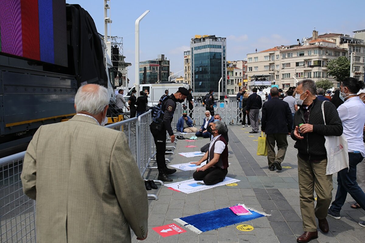  İlk cuma namazını Taksim Camii’nde kılmak isteyen vatandaşlar da cami çevresine gelmeye başladı.  
