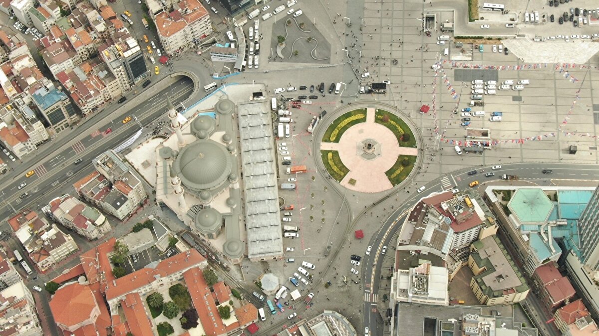 27 Mart 1994 yerel seçimlerini Taksim'e cami sözü veren ve kazanan Recep Tayyip Erdoğan; Taksim'e cami iznini vereceğiz, temelini de Cumhurbaşkanı Demirel'e attıracağız. demişti.  