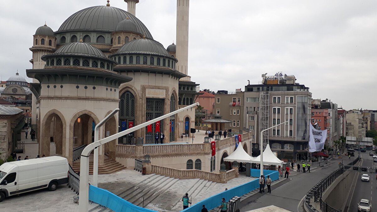 Bu açıklamayı izleyen Altan Elmas, Taksim'e cami yapma fikrinin hayali ve tüm maliyetlerini hayırsever olarak karşılamak üzere inşasına talip olduğunu, o esnada Cumhurbaşkanı Recep Tayyip Erdoğan'ın yanında bulunan dönemin Enerji ve Tabi Kaynaklar Bakanı Berat Albayrak'a mesajla ileterek talip olmuştu.  