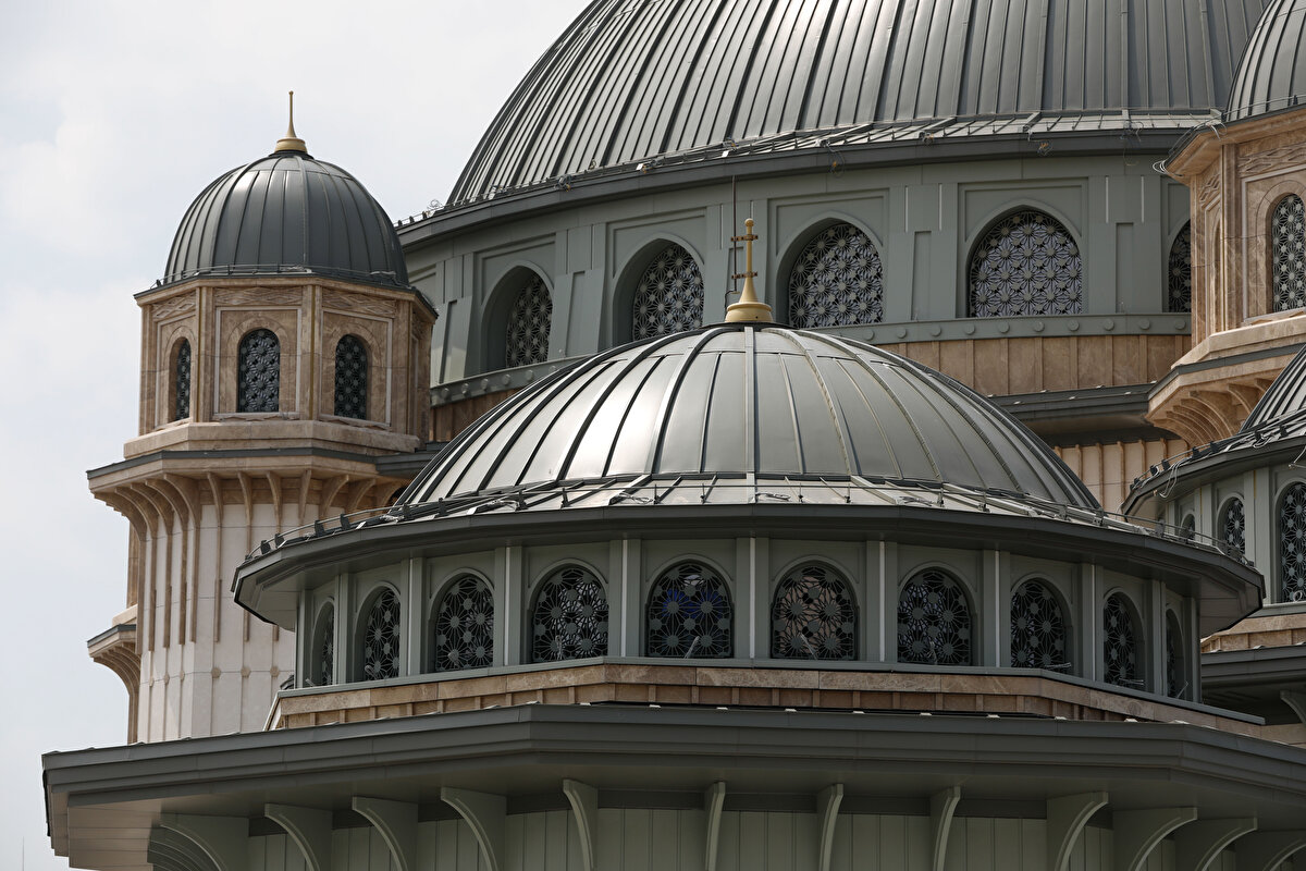 Nazım Hikmet, 1921 yılında işgal altında olan İstanbul'da bölgedeki tek cami olan Ağa Cami'ne bakarak, Havsalam almıyordu bu hazin hali önce ah, ey zavallı cami, seni böyle görünce dertli bir çocuk gibi imanıma bağlandım; Allah'ımın ismini daha çok candan andım... dizelerini yazmıştı.  