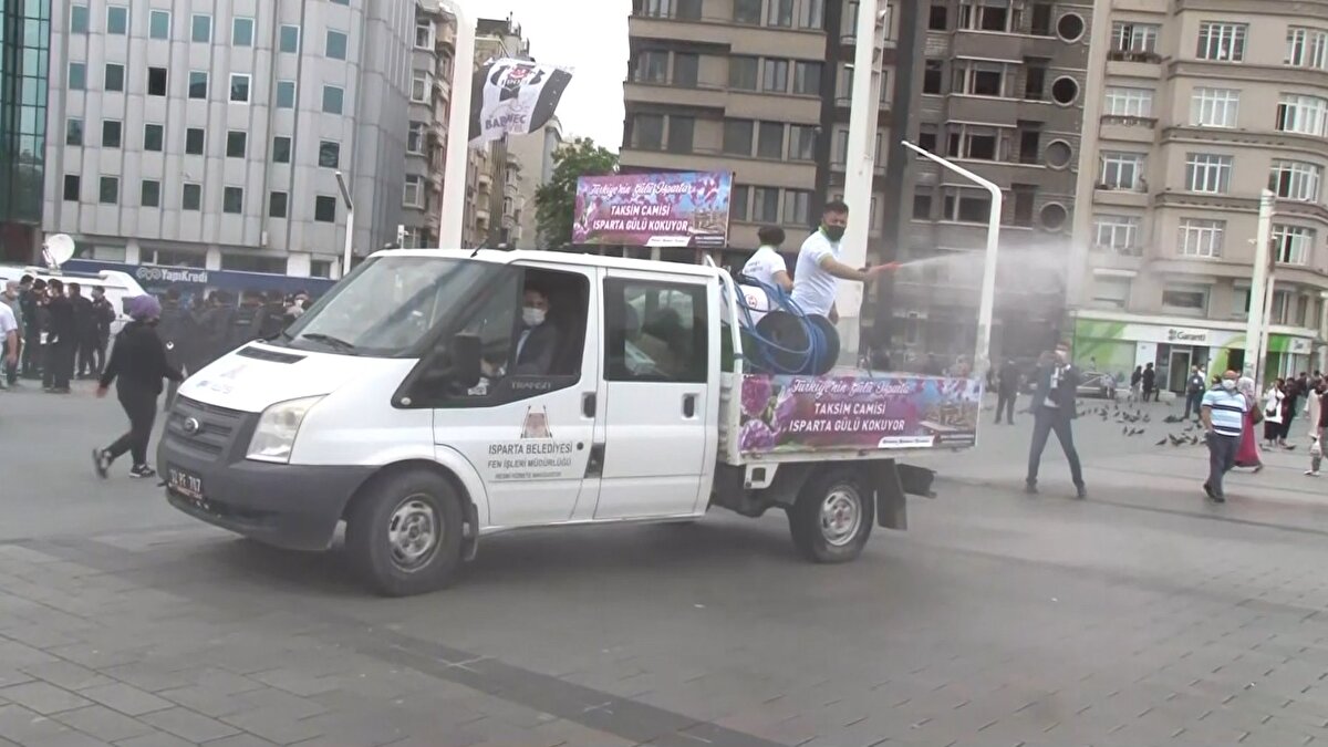  Cami çevresi gül suyu ile yıkandı.