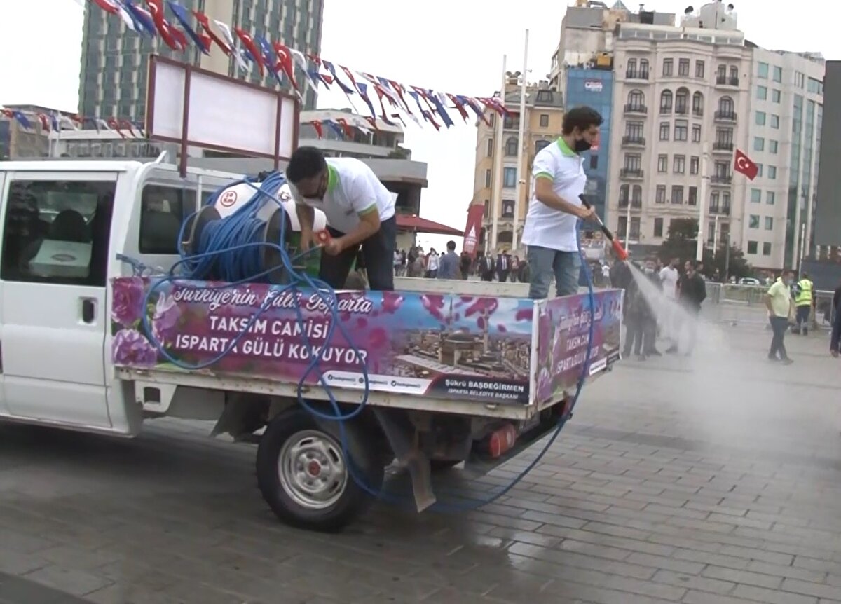 İlk cuma namazını Taksim Camii’nde kılmak isteyen vatandaşlar da gelmeye başladı. Açılış öncesi hazırlıklar hızla devam ediyor.