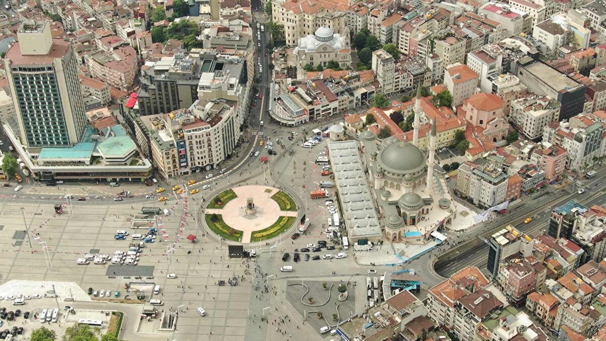 Süreç ilerleyip 28 Şubat 1997 post modern darbesiyle Refahyol hükümeti yıkıldı. Dönemin başbakanı Recep Tayyip Erdoğan, 2013 yılında Taksim Camisi ve Topçu Kışlası'nın yapılacağını duyurmuş, ancak gelişen olaylar sebebiyle Taksim Cami'sinin yapımı yeniden ertelenmişti.  