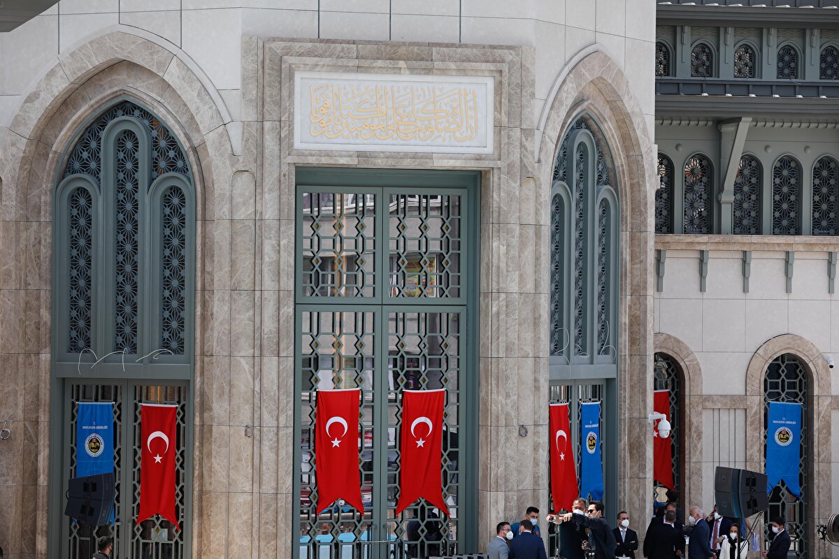 Taksim'de bir cami yapılması tarih boyunca mücadele halini almış, Islahat Fermanı'nın ilanının sonrasında tarihte 93 Harbi olarak bilinen büyük savaşta Rusların zaferinden iki yıl sonra Taksim Meydanı'ndan gözüken Aya Triada adlı kilisenin inşasının bitmiş, bu kilise Ruslar tarafından yaptırılmıştı.  