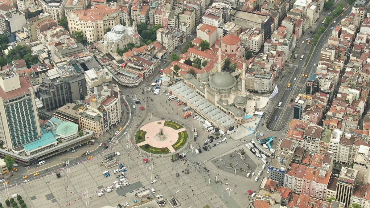 Refahyol iktidarının başbakanı, Refah Partisi lideri Necmettin Erbakan da Taksim Cami'nin temelini atacaklarını duyurdu. İdari ve hukuki süreçler nedeniyle Taksim'e cami yapılamadı.  