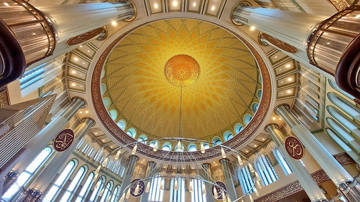 Proje mimari olarak hem zemin kat hem de birinci bodrum katta İstanbul'un en yoğun arterlerinden olan İstiklal Caddesi ve Tarlabaşı Bulvarı'nı birleştiren ve bu ilişkiyi içerdiği sosyal mekanlarla besleyen, bu sayede de cami bünyesini sürekli canlı tutabilen bir yapıya sahip.  Taş ve prekast kaplama cepheleri ile titanyum çinko alaşım kaplı kubbeleri ile Taksim cami, cephelerinin tamamından giriş imkanı sunuyor. Bu sayede Taksim Meydanı, İstiklal Caddesi ve Tarlabaşı Bulvarı üçgeninde bir odak noktası oluşturabildiğine dikkati çekilen projede, mühendislik olarak camide Türkiye'de ve dünyada sayılı uygulamalardan olan Top-Down yöntemi kullanıldı.