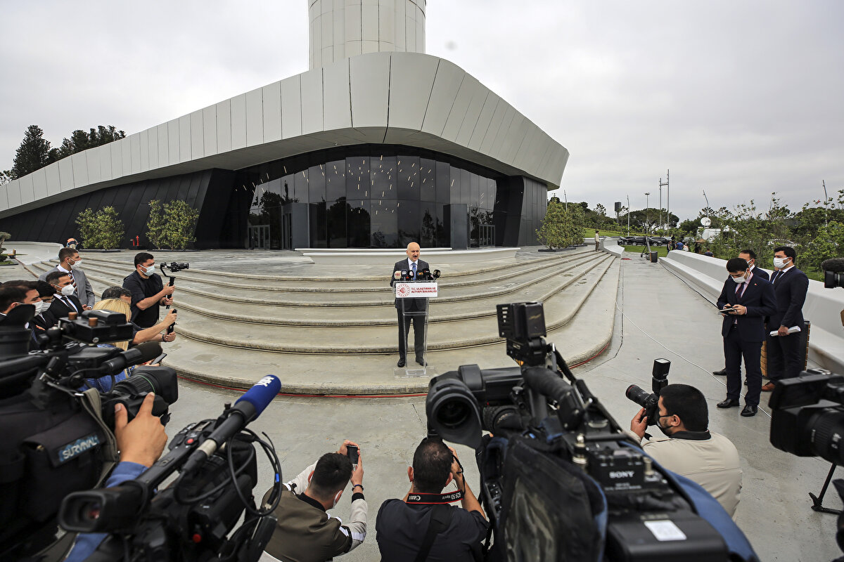 Çamlıca Tepesi ve İstanbul uzun yıllar adeta bir anten çöplüğünün gölgesinde yaşadı


Çamlıca Tepesi ve İstanbul'un uzun yıllar adeta bir anten çöplüğünün gölgesinde yaşadığını dile getiren Karaismailoğlu, hem görüntü kirliliği hem de insan sağlığına zararlı elektromanyetik etkileri nedeniyle bu antenlerden İstanbul'u ve İstanbulluları kurtarmak gerektiği bilinciyle projeyi başarıyla hayata geçirdiklerini dile getirdi.
