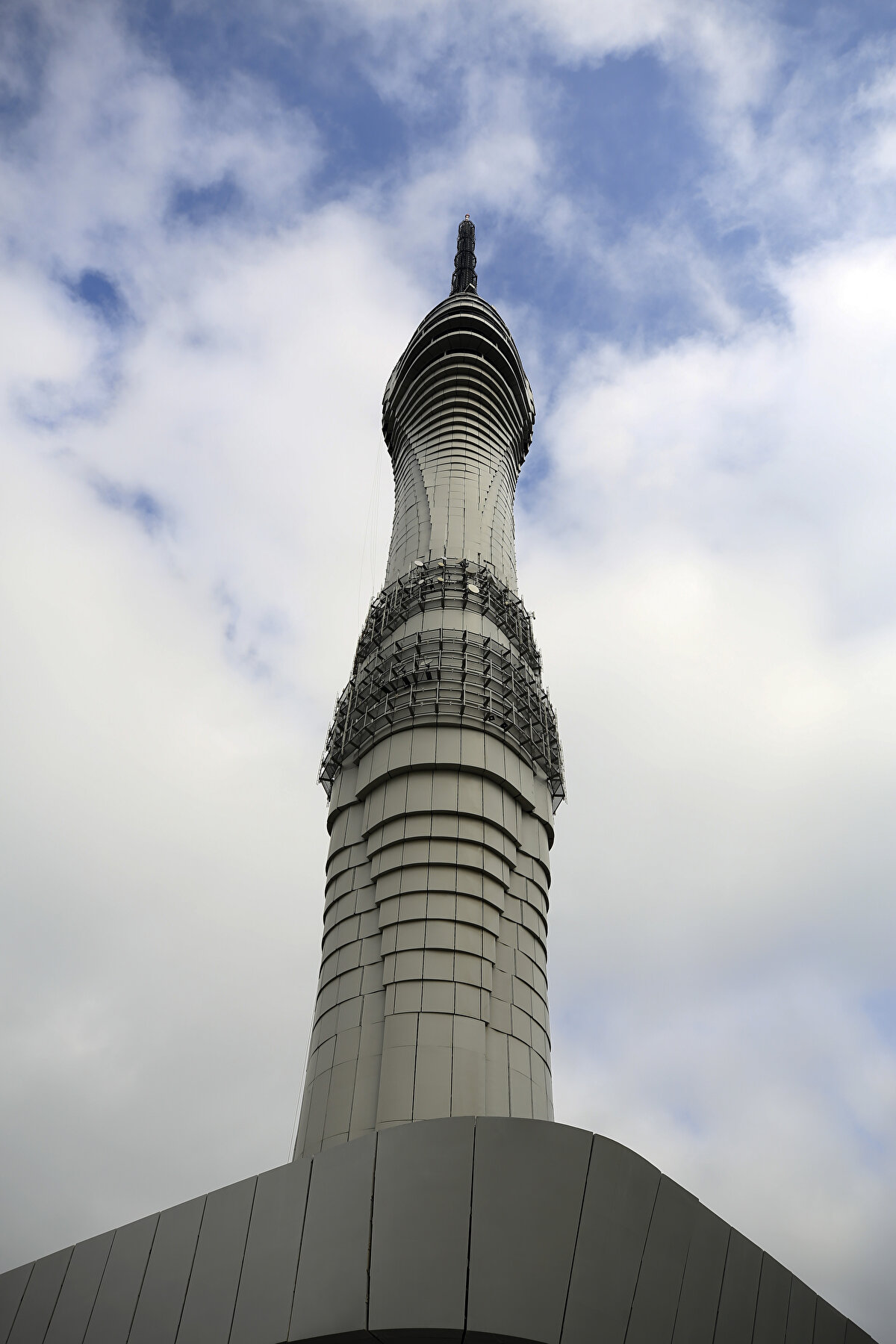 Kulenin yapımına 2016 yılının Mart ayında başlandı.221 metre boyundaki betonarme bölümün tamamlanmasının ardından antenleri taşıyacak çelik konstrüksiyon bölümü yapılan kulenin kıvrımlı kısımlarında yaşam alanları bulunuyor.