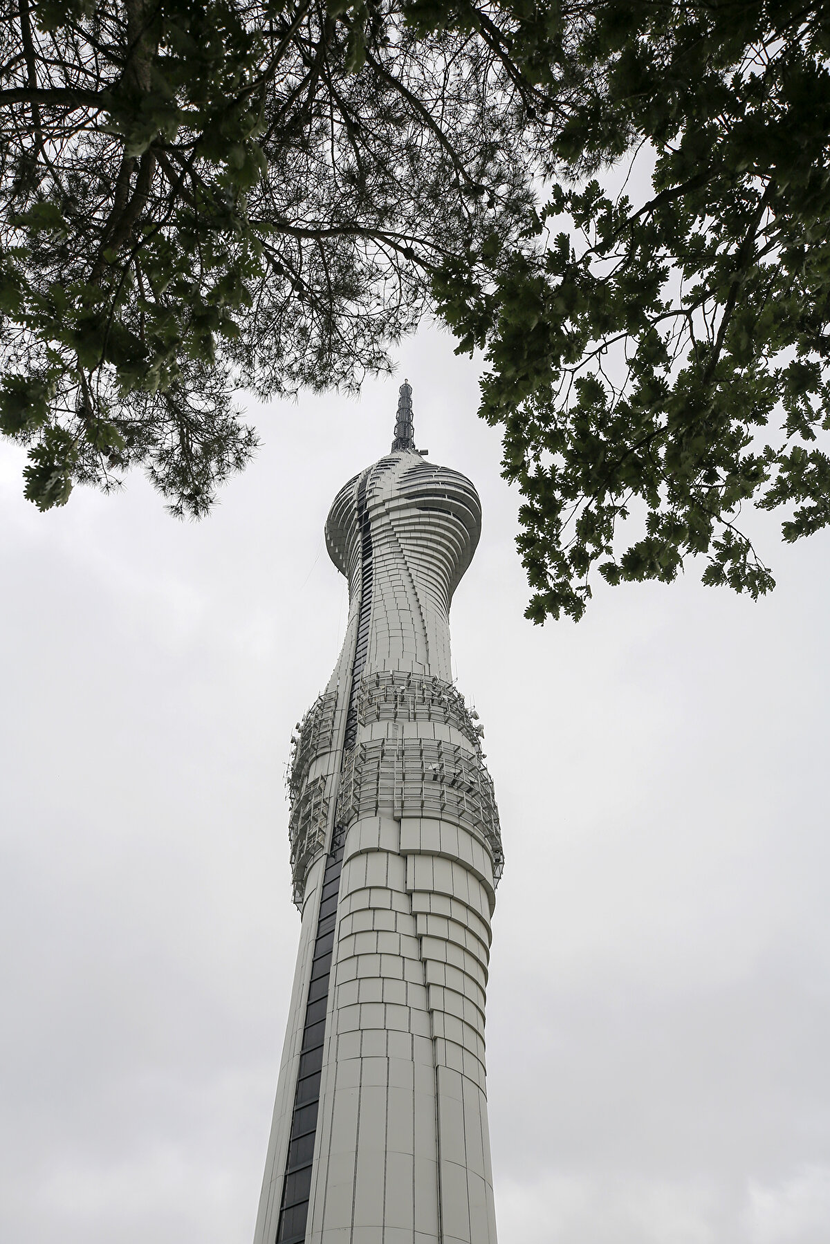 Küçük Çamlıca TV- Radyo Kulesi girişinden itibaren 388,5 metre uzunluğunda.Kulenin zirvesi deniz seviyesinden yaklaşık 576,5 metre yüksekliğinde.Kule, 4 katı yerin altında olmak üzere her biri 4,5 metre yüksekliğinde 53 kattan oluşuyor.İstanbul'un sembolü olması beklenen yeni kulede 39'uncu ve 40'ıncı katlarda deniz seviyesinden 393,5 ve 398 metre yüksekliğinde birer restoran bulunuyor.33'üncü ve 34'üncü katlarında deniz seviyesinden 366,5 ve 371 metre yüksekliğinde iki ayrı seyir terası da yer alıyor.Kulenin yapımında 30 bin metreküp beton ve 3 bin ton yapı çeliği kullanıldı.Çamlıca Kulesi artık seyir terası, kafe restoran gibi tesisleriyle de hizmet verecek.Kulede yer alan yüksek verimli anten ve verici sistemleri sayesinde sağlanan enerji tasarrufunun maksimum seviyede olduğuna dikkat çekildi.







