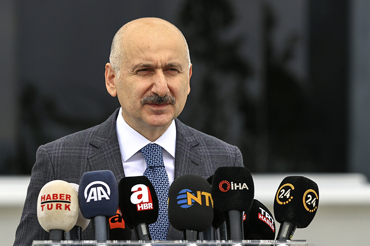 Çelik anteni ile birlikte yerden 369 metre yüksekliğe ulaşan kulemiz 9 büyüklüğünde depreme ve şiddetli rüzgarlara karşı dirençli bir şeklide inşa edilmiştir. Zemin kotu 218 metre olan Çamlıca Kulesi'nin zemin altında 4 kat ve üzerindeki 45 katı ile toplamda 49 katı bulunmaktadır. Kulede, 27 bin metrekare cephe kaplaması gerçekleştirilmiştir. Zemin katında podyumun yer aldığı kulenin teknik katlarının üzerinde seyir katları ve restoran katı ve cafe katları yer almaktadır.




Çamlıca Kulesi sayesinde ülkemiz yayıncılık alanında bir ilke daha imza atmış oldu


Bakan Karaismailoğlu, Çamlıca Kulesi#39;nin estetiği ve mühendislik niteliklerinin övünülesi olduğuna işaret ederek, Çamlıca Kulesi sayesinde Türkiye#39;nin yayıncılık alanında bir ilke daha imza attığını, dünyada ilk defa bir haberleşme kulesinden aynı anda 100 adet FM radyo yayını yapılabildiğini aktardı.