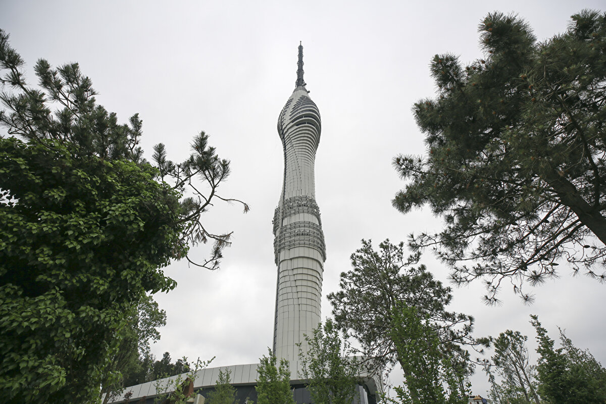 Kulenin yapımıyla birlikte görüntü kirliliğine neden olan antenler de tek tek söküldü.