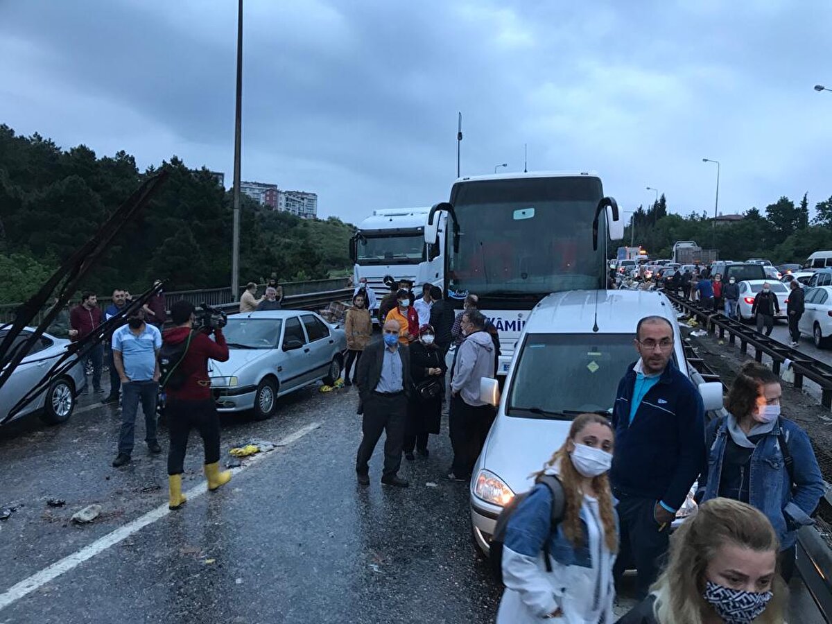 Otoyolun Çınarlıdere Viyadüğü girişi İstanbul istikametinde bir tırın ters dönmesiyle meydana gelen kazaya 21 araç karıştı.

Olay yerine çok sayıda polis, itfaiye ve sağlık ekipleri sevk edildi.

Kazada yaralanan 20 kişi, 112 Acil Sağlık ekiplerince kentteki hastanelere kaldırıldı.