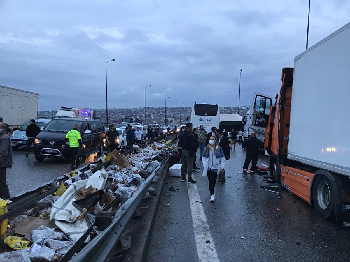 Öte yandan Karayolları ekipleri, yolun boşaltılması için kaza yeri ile Kandıra gişeleri arasında kalan araçları, olay yerinin 600 metre gerisinden bariyerleri keserek Ankara istikametine yönlendiriyor.

