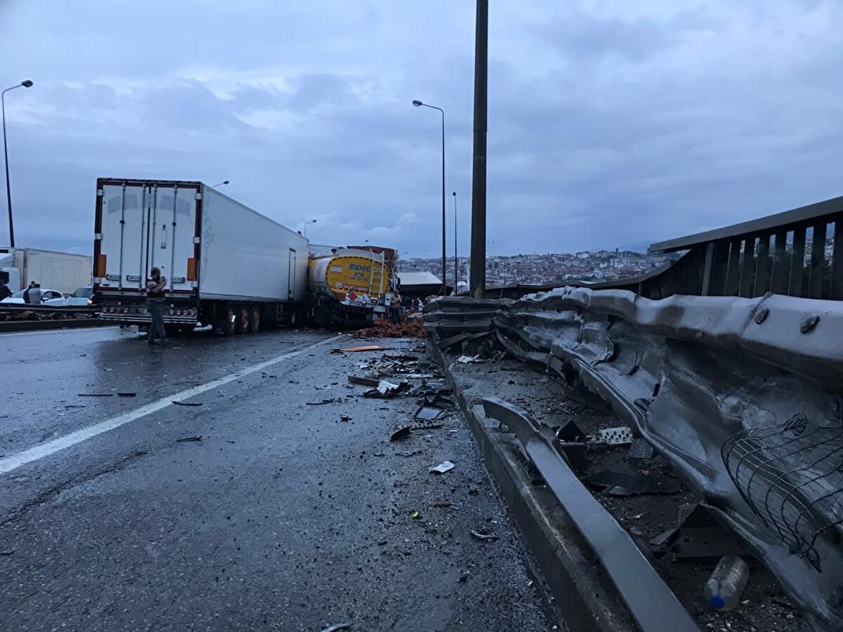Ayrıca otobüslerle seyahat eden yolcular, belediye araçlarıyla İzmit Şehirlerarası Otobüs Terminali'ne götürülüyor.

Ekipler araçların kaldırılması ve trafiğin açılması için çalışmalarını sürdürüyor.