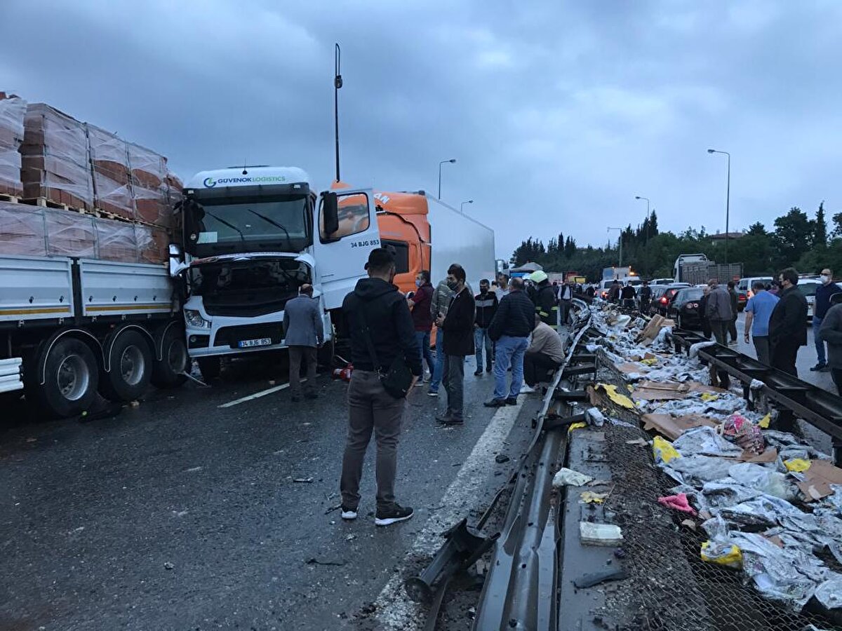 Bir TIR sürücüsünün araç içinde sıkıştığı kazada ilk belirlemelere göre çok sayıda kişi yaralandı.

