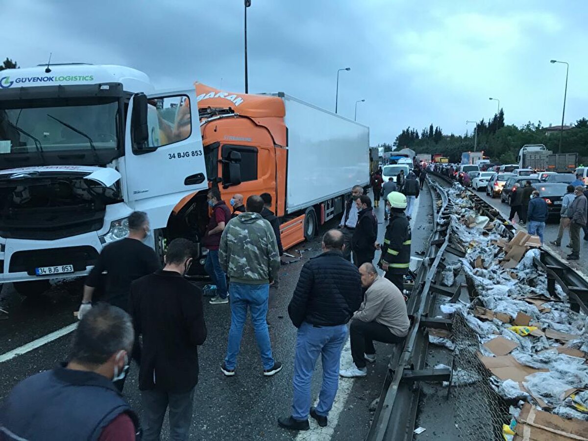 Kaza nedeniyle her iki yönde trafik durdu, uzun araç kuyrukları oluştu.

Polis, trafiği rahatlatmak için araçları Ankara istikametinde Kuruçeşme gişelerinden, İstanbul yönünde ise Kandıra gişelerinden D-100 kara yoluna yönlendiriyor.