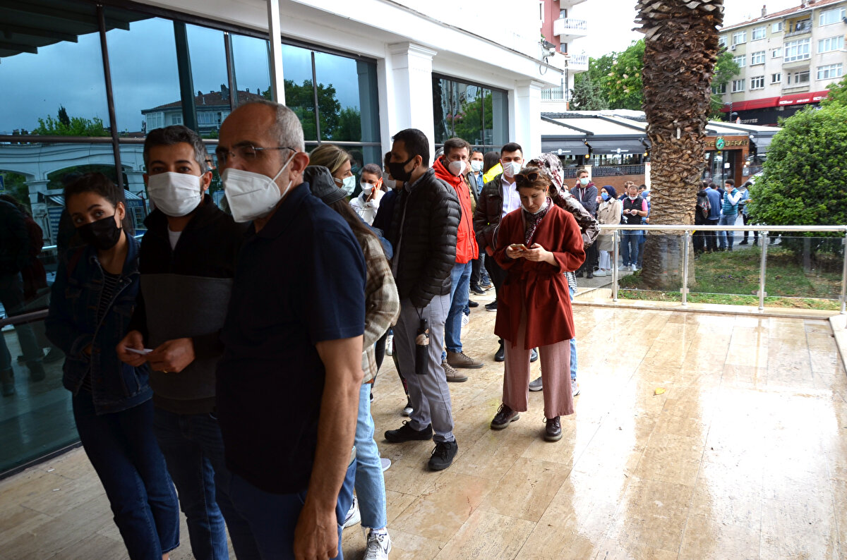 Avcılar Belediyesi Zübeyde Hanım Nikah Dairesi Nikah Memuru Şefi Destegül Koçak, yoğunluğu bekledikleri için mesaiye 1.5 saat erken başladıklarını söyleyerek, 1 saatte 30 başvuru aldıklarını kaydetti.