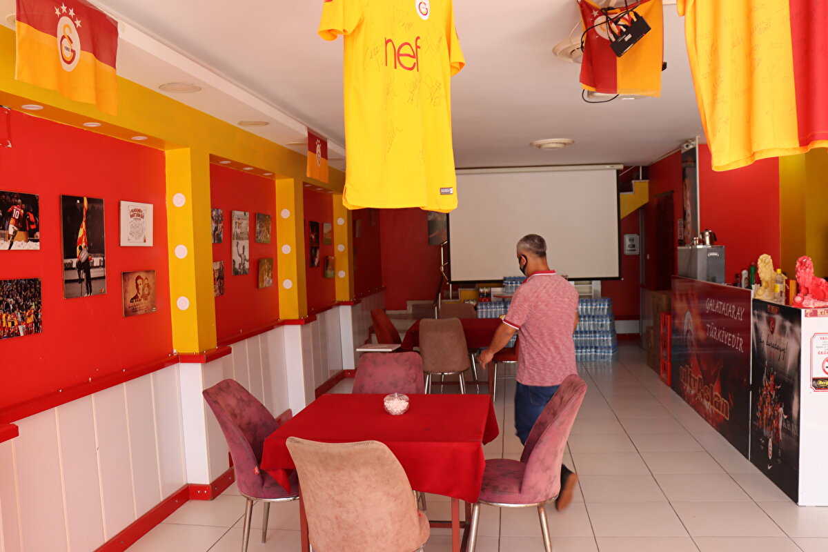 Sabah erken saatlerde kıraathaneye gelen Durmuş Karasu, sabahları çay içmeyi özlediğini belirterek, “Vatanımız için hayırlı olsun diyorum öncelikle. Tabi özledik. Çayımızı içiyorduk. Şimdi eski günlere döneceğiz inşallah yavaş yavaş. Bugünleri çok özledik çok. İnşallah iyi günlerde gelecek yakın” şeklinde konuştu. 