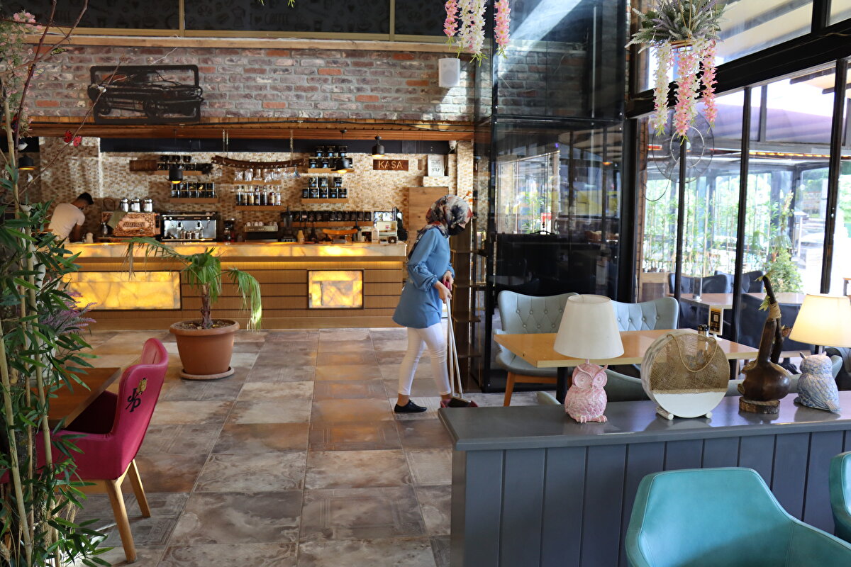 Kademeli normalleşme kapsamında yeme-içme yerleri hizmet vermeye başladı. Kafe ve restoranlar sabah hazırlıklarının ardından saat 07.00'den itibaren müşteri ağırlamaya başladı. 