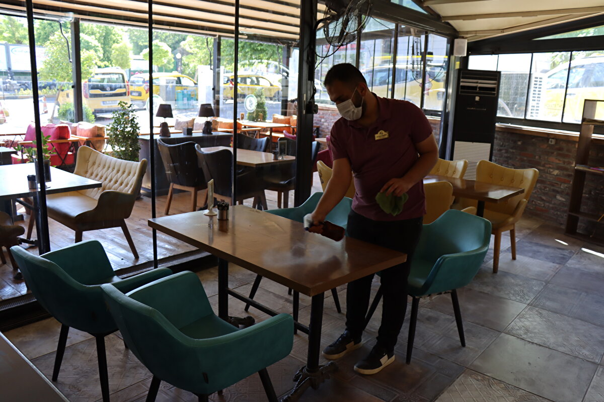 Normalleşmeyle birlikte kıraathaneler de hizmet vermeye başladı. İçişleri Bakanlığından gönderilen genelgeye göre işletmeler belirli kurallar çerçevesinde hizmet verecek. 