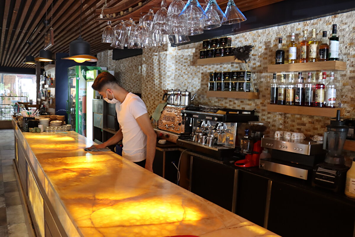 Cumhurbaşkanı Recep Tayyip Erdoğan, Cumhurbaşkanlığı Kabine Toplantısı'nın ardından, Covid-19 sürecinde, haziran ayına ilişkin kademeli normalleşme takvimini paylaştı. Bu kapsamda yeme-içme yerleri 07.00-21.00 saatlerinde belirlenen kurallara göre masaya servis yapabilecek, saat 24.00'e kadar paket servisini sürdürebilecek. Bu mekanlarda sokağa çıkma kısıtlaması olan pazar günü ise sadece paket servis hizmeti verilmeye devam edilecek.  