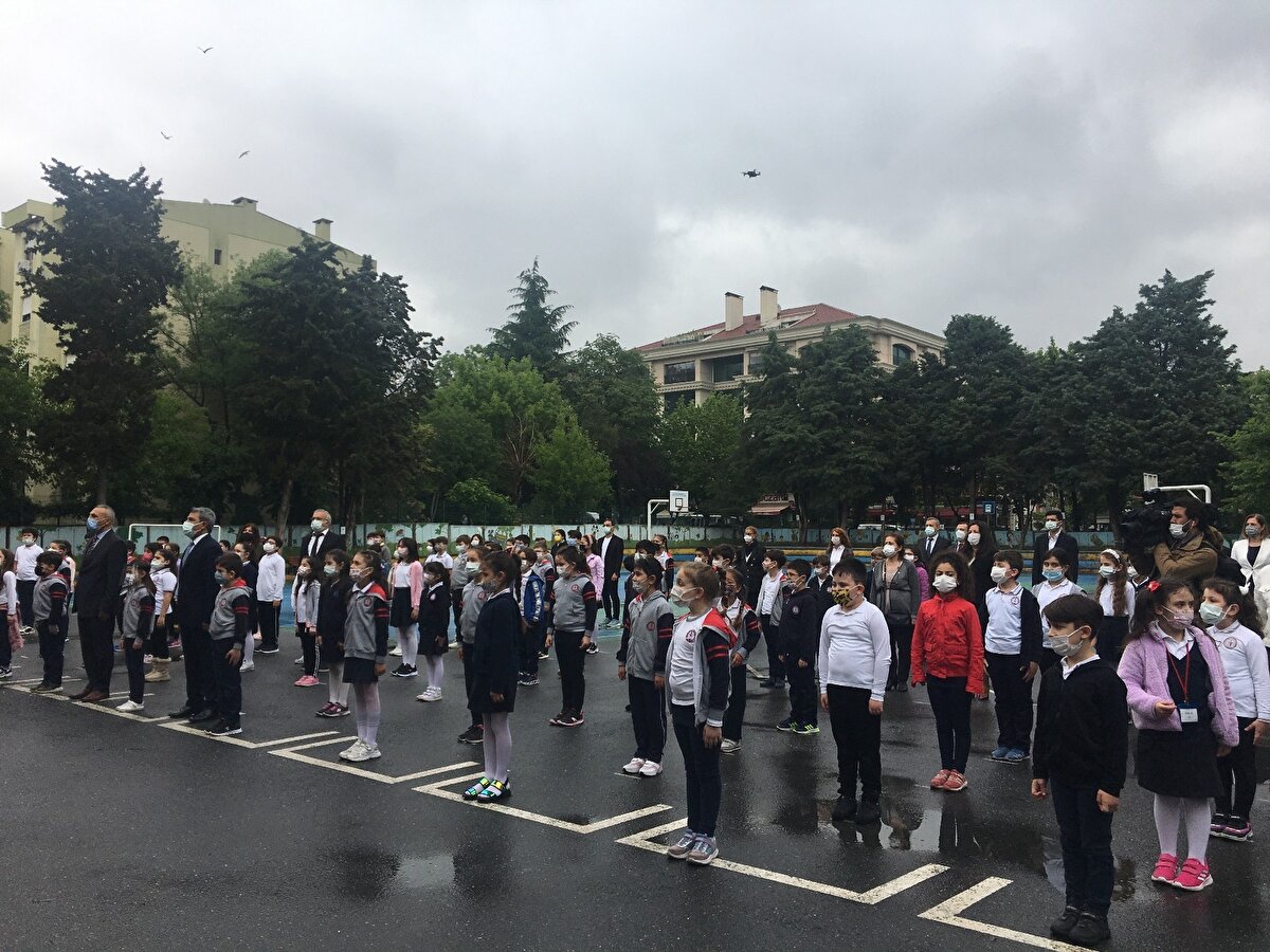 Milli Eğitim Bakanlığının yaptığı açıklama sonrası ülke genelindeki ilkokul ve anaokullarında yüz yüze eğitim bugün itibariyle başladı. İlk ders zilinin çalmasıyla minikler sınıfları doldurdu. Çocukların ilk gün heyecanı fotoğraflara yansıdı.