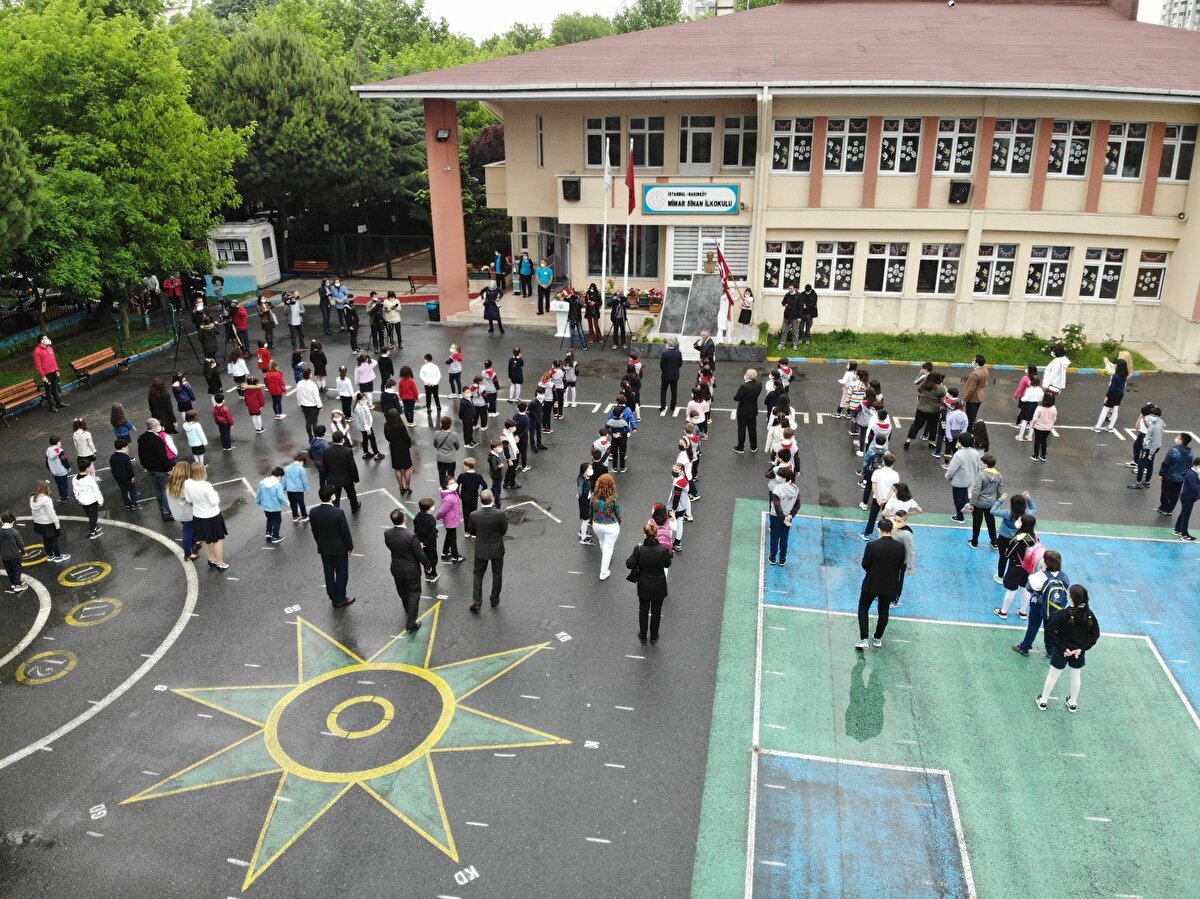Okul bahçesinde İstiklal Marşı'nın okunmasının ardından öğrenciler, sosyal mesafeye uygun bir şekilde sınıflara alındı. 7 Haziran Pazartesi günü ise tüm ortaokul ve liselerde haftada iki gün yüz yüze eğitime geçilecek. Öte yandan 2020-2021 eğitim öğretim yılının 2 Temmuz Cuma günü sona ermesi planlanıyor.