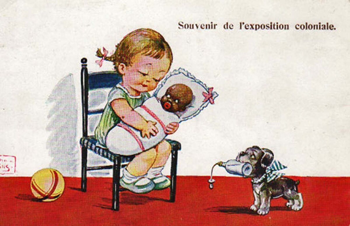 Sömürge Fuarından Bir Hatıra. Kartpostalda Batılı bir kız çocuğunun kucağında -oyuncak bebek gibi tasvir edilmiş- siyahî bir bebek dikkat çekiyor.