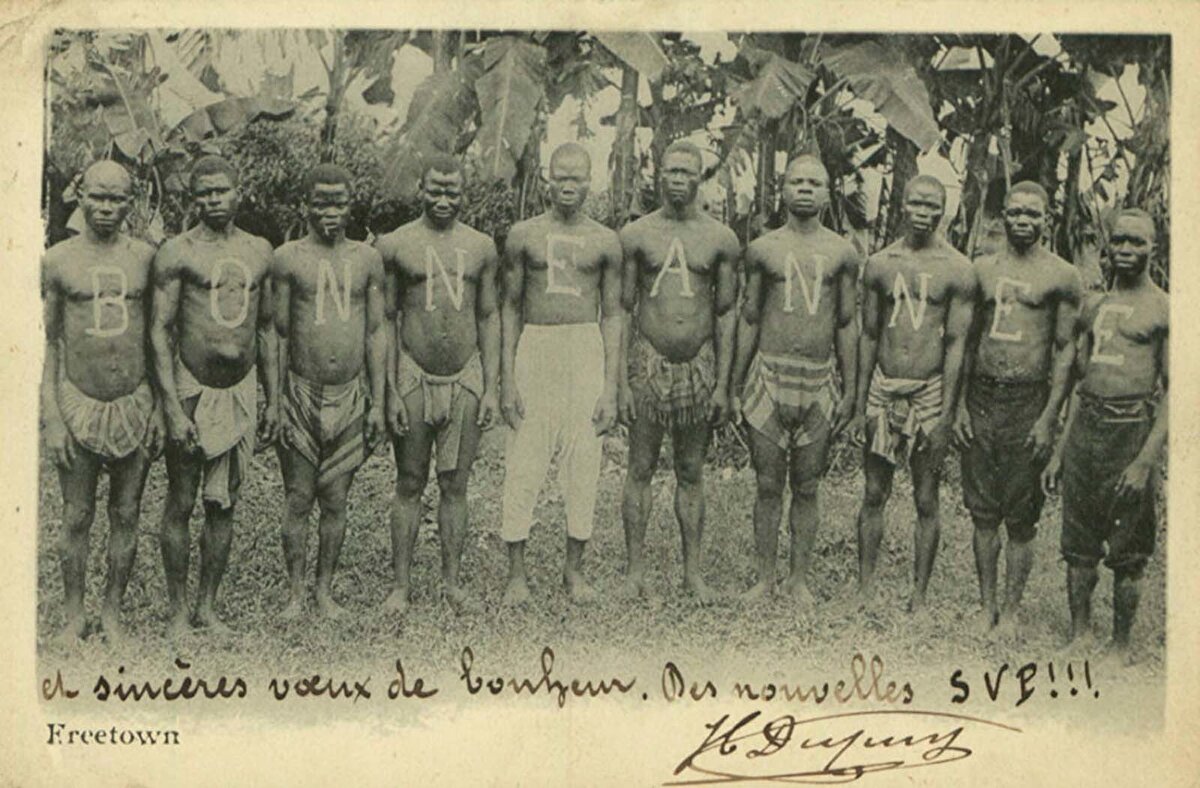 Yeni Yılınız Kutlu Olsun .  Sömürge fotoğrafçılığı, Avrupalının elindeki toplar ve tüfekler gibi ırk ayrımcılığının ve sömürge yönetiminin sürdürülmesi için kullanılan önemli bir başka silahtı. Bu kartpostalda da söz konusu silahla teslim alınmış Afrika halkını görüyoruz. 