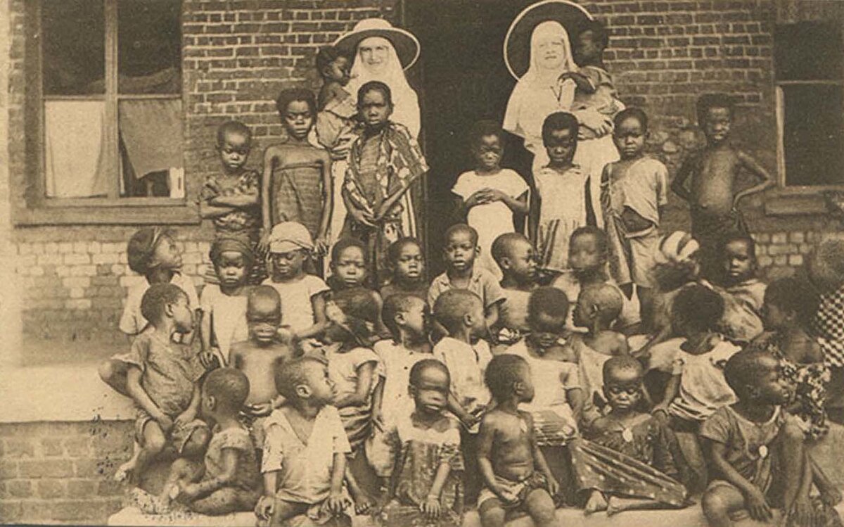 Kongo'daki bir misyoner yetimhanesinden Belçika'ya gönderilmiş bir kartpostal. Kongolu yetimler, beyaz annelerine emanet.