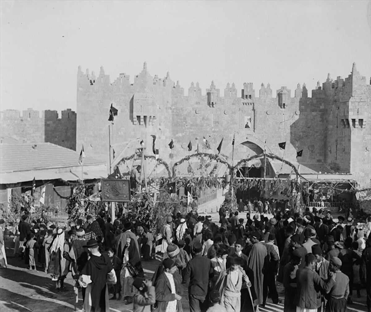 Şam Kapısı önündeki Nebi Musa Şenlikleri, Kudüs 1898-1917. Nebi Musa Şenlikleri; Salahaddîn Eyyûbî’nin Kudüs’ü haçlılardan aldığı 1187’den beri kutlanmaktadır. Şenlik esnasında Müslümanlar, Nebi Musa’nın mezarının olduğu düşünülen Eriha’dan Kudüs’e dualar eşliğinde yürümektedirler.