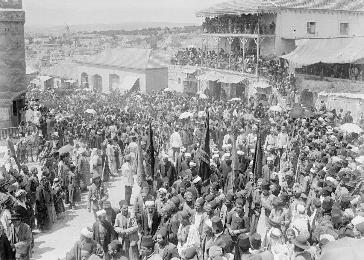 Birinci Dünya Savaşı’nın patlak verdiği 1914 yılı civarı El Halîl kapısı önünde Kudüs halkının oluşturduğu kalabalığın içerisinden geçen Osmanlı askerî alayı. 1914 yılında Filistin nüfusunun % 76’sı Müslümanlardan oluşuyordu.
